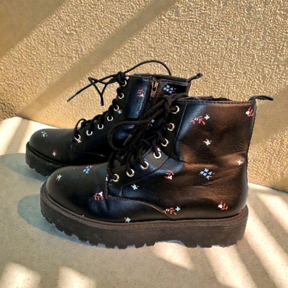 Zara Girls Pre0owned Black Floral Lace Up w/Zipper Combat Boots - Size 2